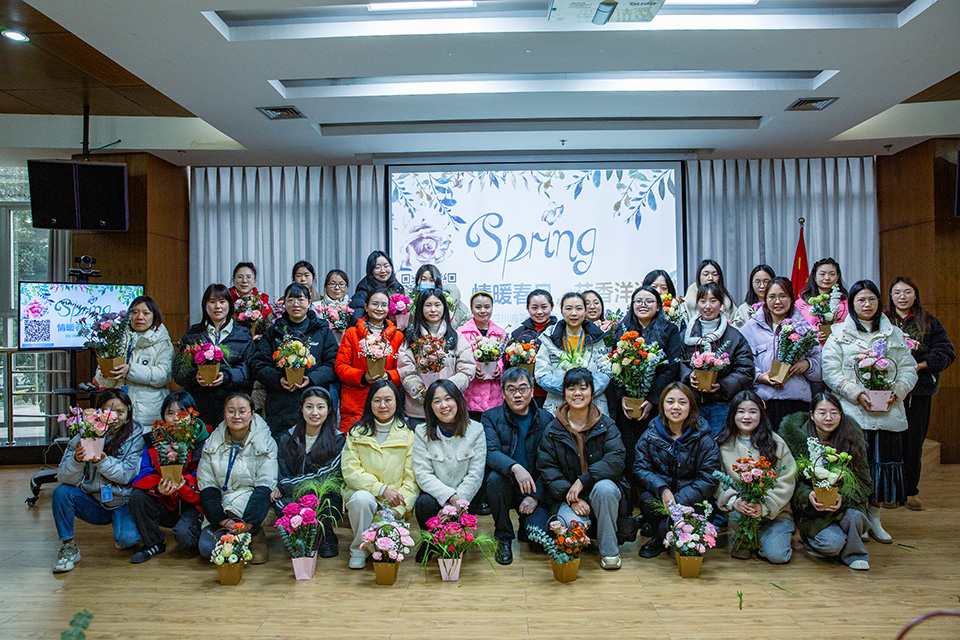 巾帼心向党·花香绽芳华|乐鱼官网开展庆“三八”妇女节暨主题党日活动